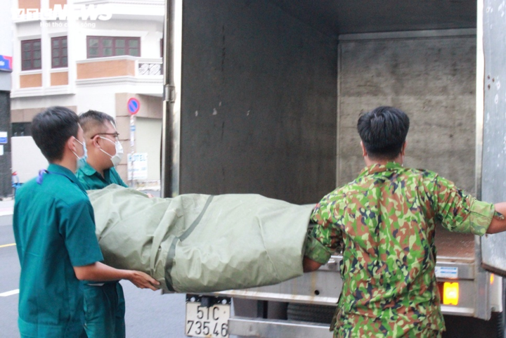 Ảnh: TP.HCM gỡ toàn bộ chốt kiểm soát dịch trong nội thành - 8