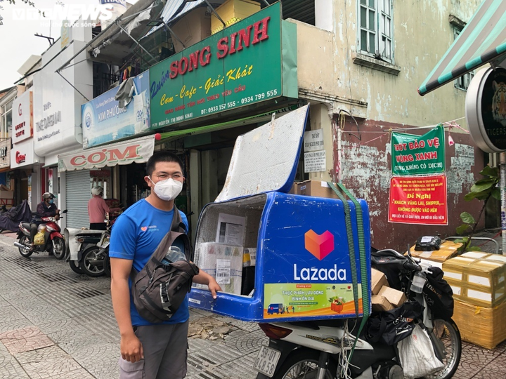 Người Sài Gòn vỡ oà, bắn pháo giấy ăn mừng chốt trong nội thành được dỡ bỏ - 3