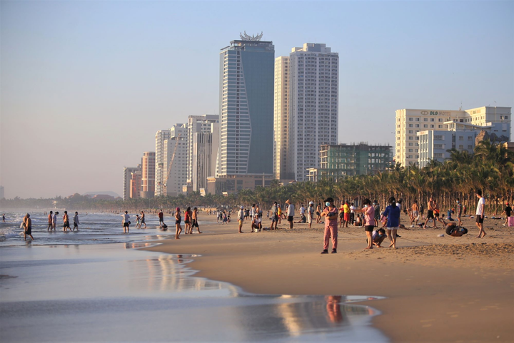 Ảnh: Người Đà Nẵng thỏa thích ra biển sau những ngày cấm tắm - 1