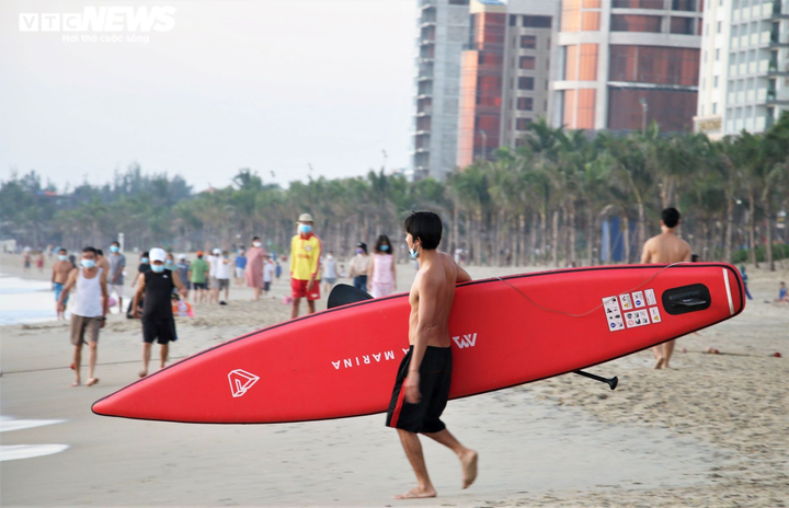 Ảnh: Người Đà Nẵng thỏa thích ra biển sau những ngày cấm tắm - 7