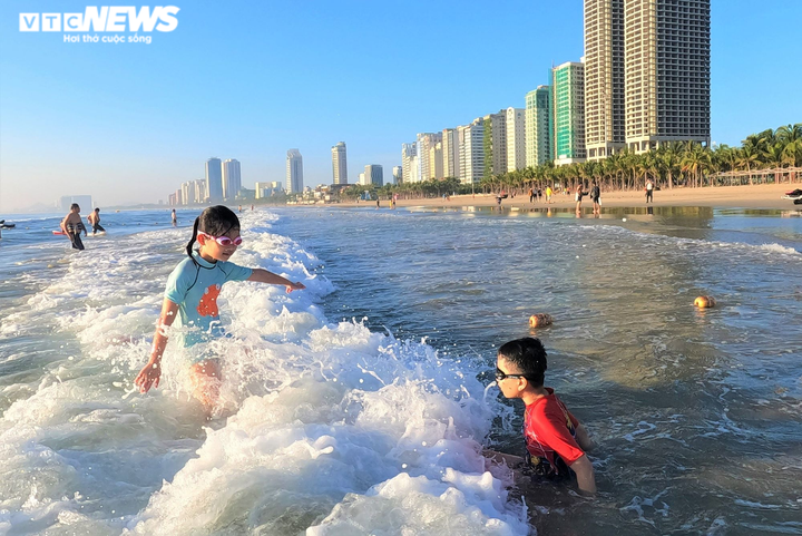Ảnh: Người Đà Nẵng thỏa thích ra biển sau những ngày cấm tắm - 5