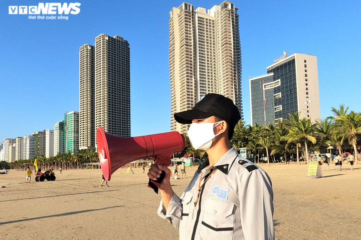 Ảnh: Người Đà Nẵng thỏa thích ra biển sau những ngày cấm tắm - 4