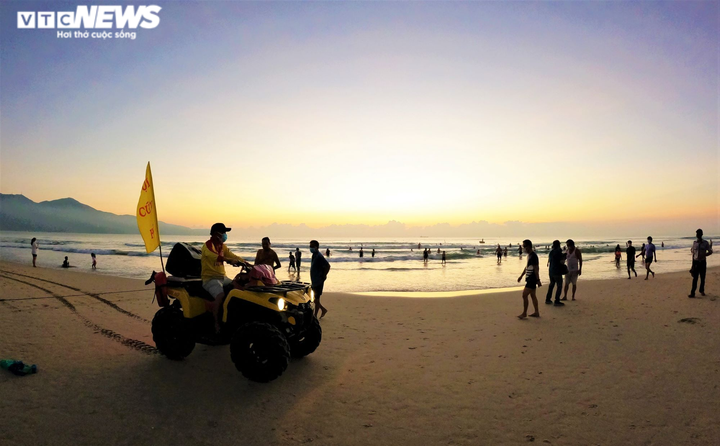 Ảnh: Người Đà Nẵng thỏa thích ra biển sau những ngày cấm tắm - 8