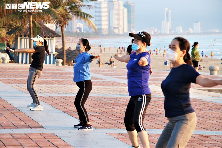 Ảnh: Người Đà Nẵng thỏa thích ra biển sau những ngày cấm tắm - 6