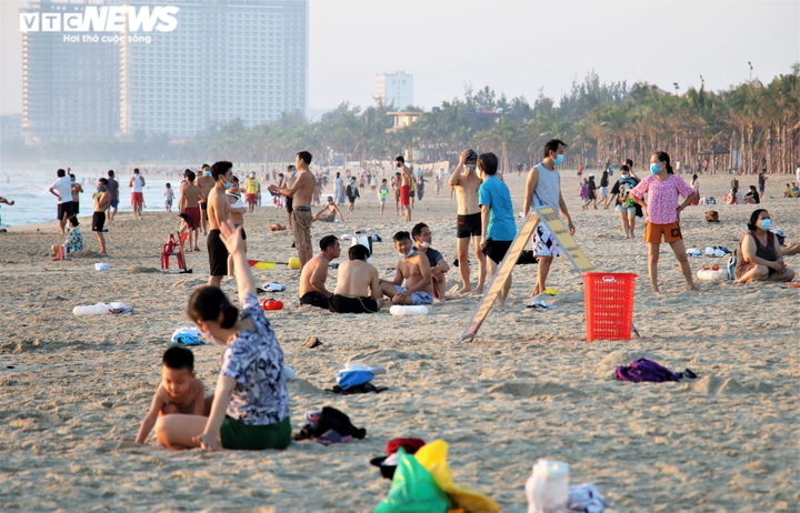 Ảnh: Người Đà Nẵng thỏa thích ra biển sau những ngày cấm tắm - 2