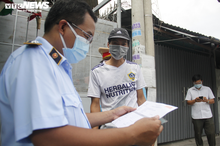 TP.HCM bỏ giấy đi đường, người tiêm vaccine, F0 khỏi bệnh được ra đường - 1