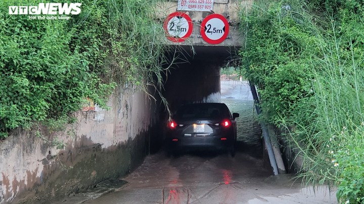 Cảnh giao thông hỗn loạn, mạnh ai nấy chạy ở đường gom cao tốc Hà Nội-Bắc Giang - 2