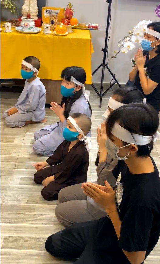 Các con nuôi của Phi Nhung làm lễ tưởng nhớ mẹ - 2