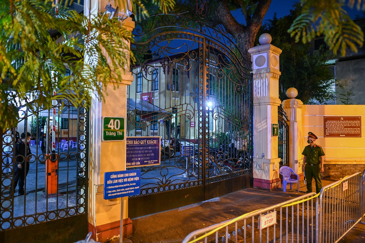 Ảnh: Phong tỏa Bệnh viện Việt Đức, Hà Nội sau khi phát hiện người mắc COVID-19 - 10