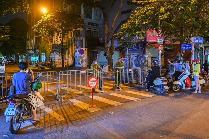 Ảnh: Phong tỏa Bệnh viện Việt Đức, Hà Nội sau khi phát hiện người mắc COVID-19 - 12