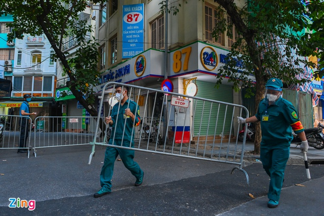 Ảnh: Phong tỏa Bệnh viện Việt Đức, Hà Nội sau khi phát hiện người mắc COVID-19 - 2