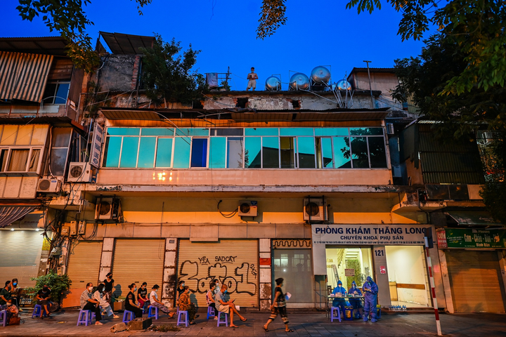 Ảnh: Phong tỏa Bệnh viện Việt Đức, Hà Nội sau khi phát hiện người mắc COVID-19 - 3