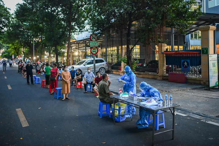 Ảnh: Phong tỏa Bệnh viện Việt Đức, Hà Nội sau khi phát hiện người mắc COVID-19 - 4