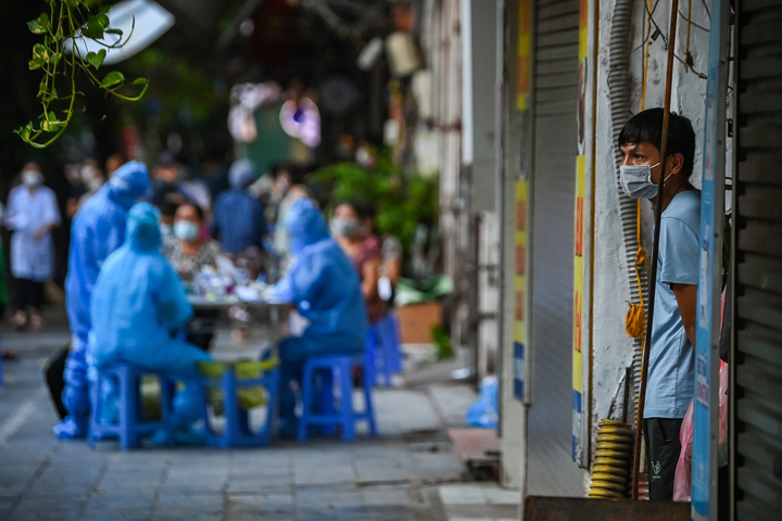 Ảnh: Phong tỏa Bệnh viện Việt Đức, Hà Nội sau khi phát hiện người mắc COVID-19 - 5