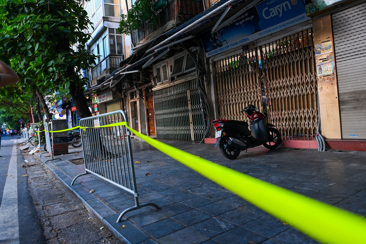 Ảnh: Phong tỏa Bệnh viện Việt Đức, Hà Nội sau khi phát hiện người mắc COVID-19 - 7