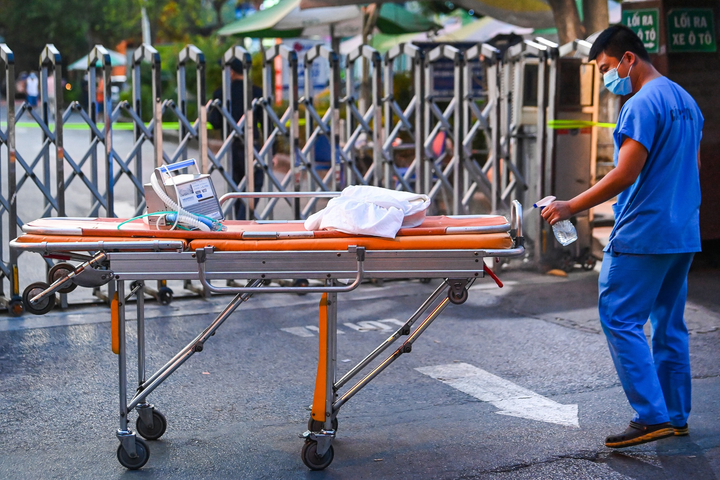 Ảnh: Phong tỏa Bệnh viện Việt Đức, Hà Nội sau khi phát hiện người mắc COVID-19 - 8