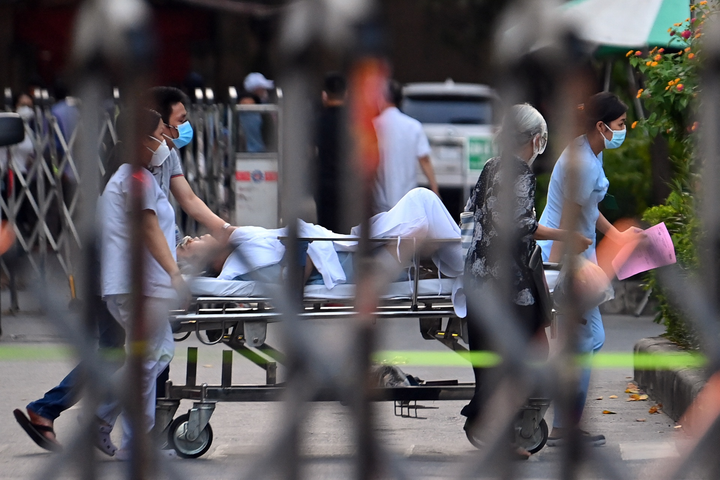 Ảnh: Phong tỏa Bệnh viện Việt Đức, Hà Nội sau khi phát hiện người mắc COVID-19 - 9