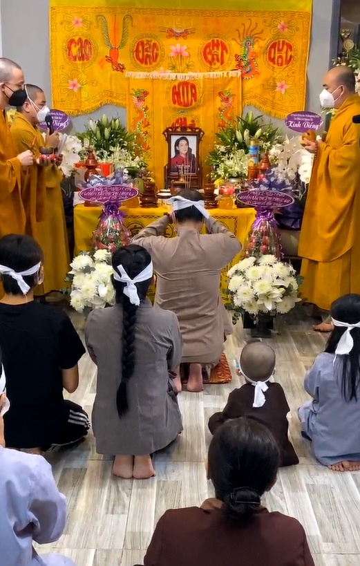 Các con nuôi của Phi Nhung làm lễ tưởng nhớ mẹ - 1