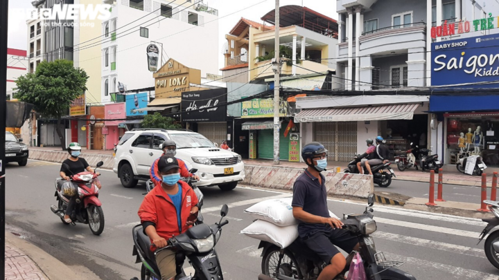 TP.HCM: Đường phố đông đúc trở lại, siêu thị ngày đầu áp dụng thẻ xanh COVID-19 - 11