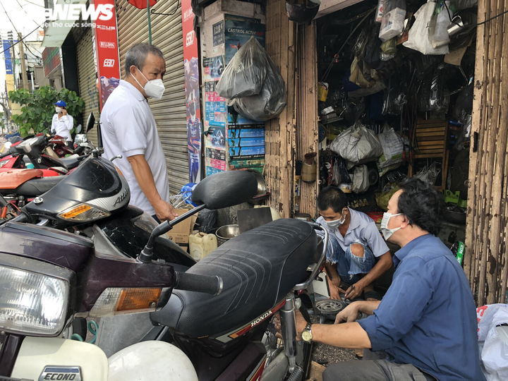 Ngày đầu mở cửa trở lại, tiệm sửa xe máy ở TP.HCM hốt bạc triệu - 1