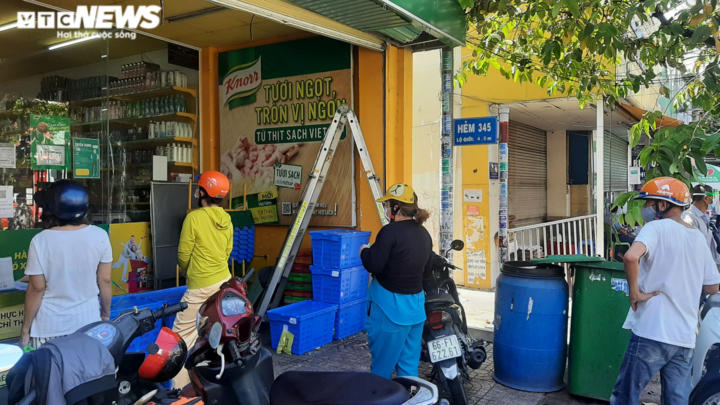 TP.HCM: Đường phố đông đúc trở lại, siêu thị ngày đầu áp dụng thẻ xanh COVID-19 - 9