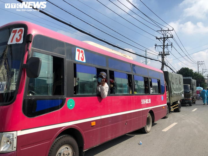 Ảnh: Người dân vạ vật ở chốt cửa ngõ TP.HCM chờ được về quê - 12