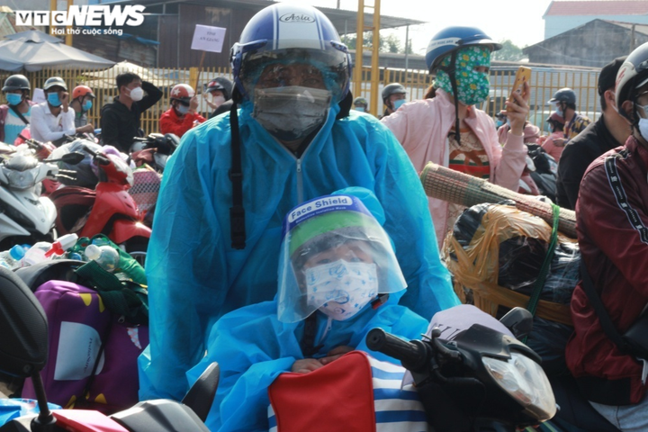 Vạ vật chờ đợi ở cửa ngõ TP.HCM suốt đêm, người dân vỡ oà vì được hỗ trợ về quê - 3