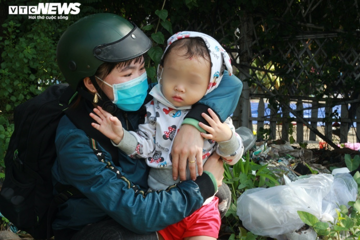 Vạ vật chờ đợi ở cửa ngõ TP.HCM suốt đêm, người dân vỡ oà vì được hỗ trợ về quê - 6