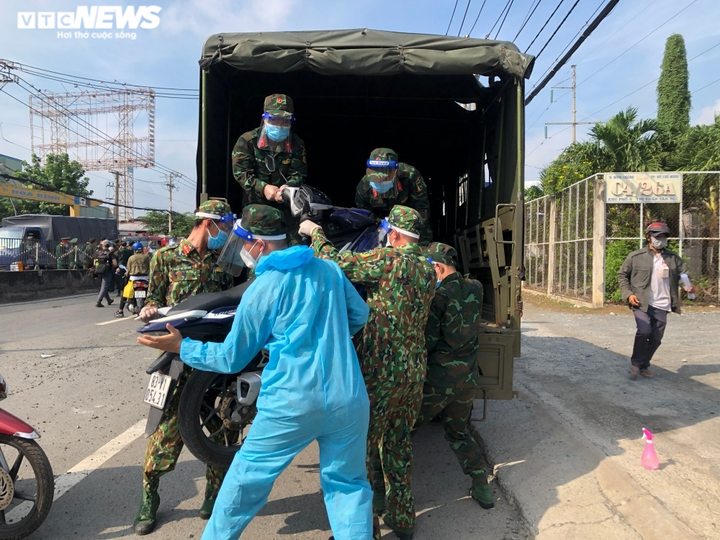 Vạ vật chờ đợi ở cửa ngõ TP.HCM suốt đêm, người dân vỡ oà vì được hỗ trợ về quê - 5