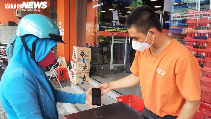 TP.HCM: Đường phố đông đúc trở lại, siêu thị ngày đầu áp dụng thẻ xanh COVID-19 - 4