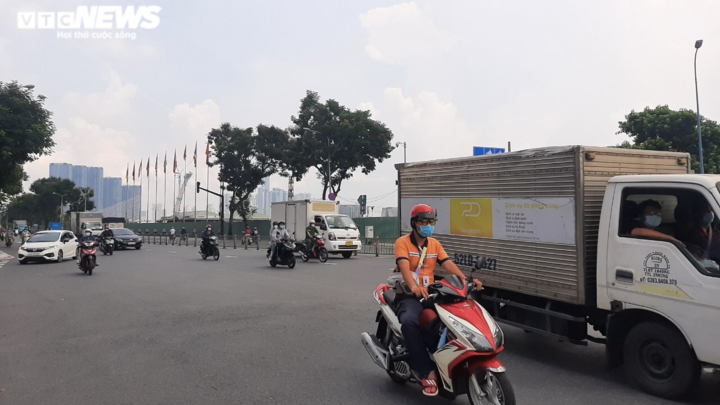 TP.HCM: Đường phố đông đúc trở lại, siêu thị ngày đầu áp dụng thẻ xanh COVID-19 - 3