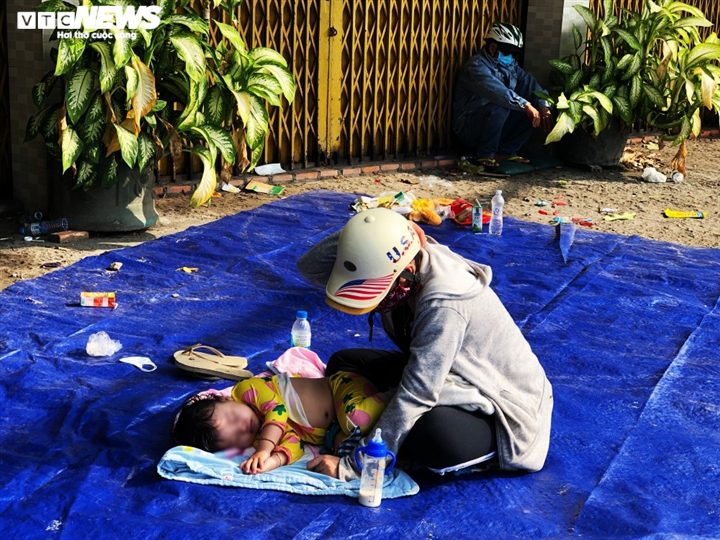 Ảnh: Người dân vạ vật ở chốt cửa ngõ TP.HCM chờ được về quê - 3