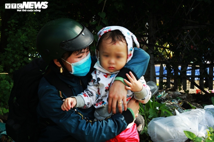 Ảnh: Người dân vạ vật ở chốt cửa ngõ TP.HCM chờ được về quê - 5