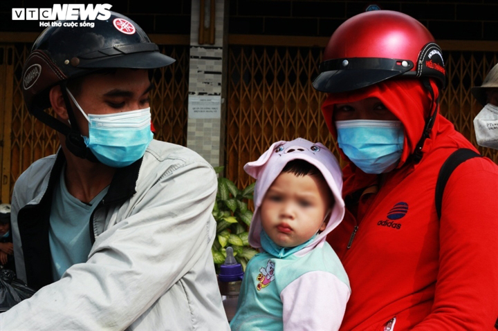 Ảnh: Người dân vạ vật ở chốt cửa ngõ TP.HCM chờ được về quê - 6