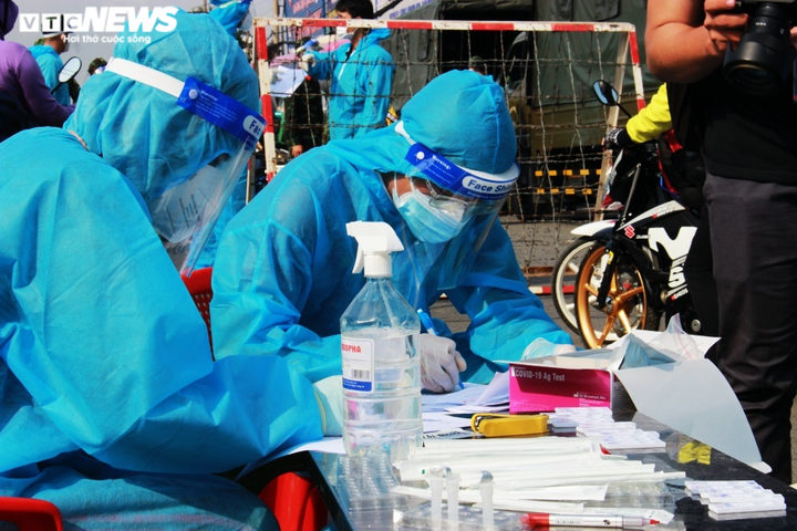 Ảnh: Người dân vạ vật ở chốt cửa ngõ TP.HCM chờ được về quê - 9