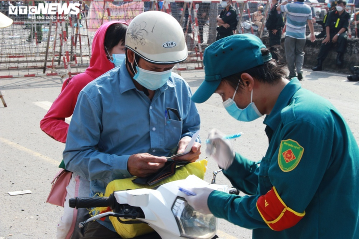 Quân đội, công an hỗ trợ đưa người dân từ TP.HCM về các tỉnh miền Tây - 3