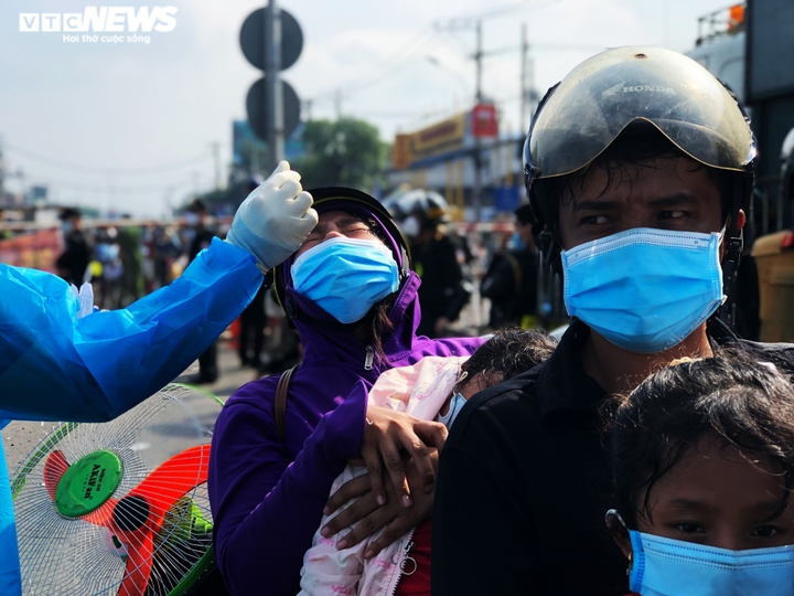 Ảnh: Người dân vạ vật ở chốt cửa ngõ TP.HCM chờ được về quê - 10