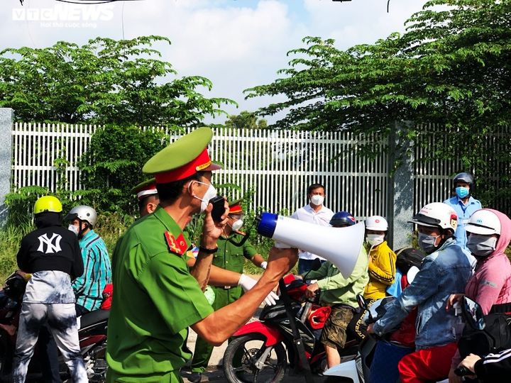 Ảnh: Người dân vạ vật ở chốt cửa ngõ TP.HCM chờ được về quê - 7