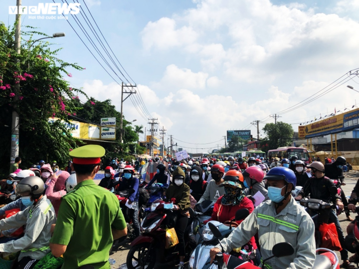 Ảnh: Người dân vạ vật ở chốt cửa ngõ TP.HCM chờ được về quê - 4