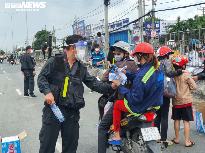 Quân đội, công an hỗ trợ đưa người dân từ TP.HCM về các tỉnh miền Tây - 8