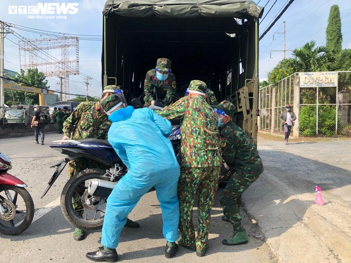 Quân đội, công an hỗ trợ đưa người dân từ TP.HCM về các tỉnh miền Tây - 4