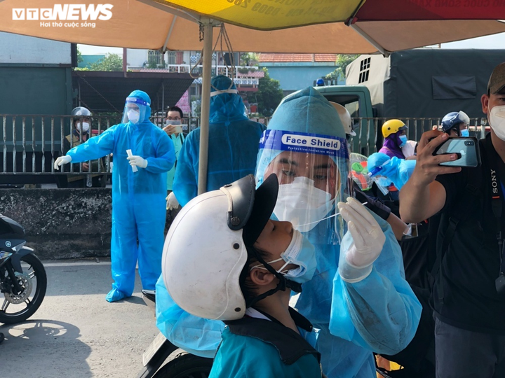 Quân đội, công an hỗ trợ đưa người dân từ TP.HCM về các tỉnh miền Tây - 2