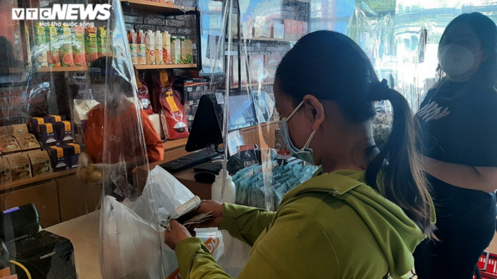 TP.HCM: Đường phố đông đúc trở lại, siêu thị ngày đầu áp dụng thẻ xanh COVID-19 - 7