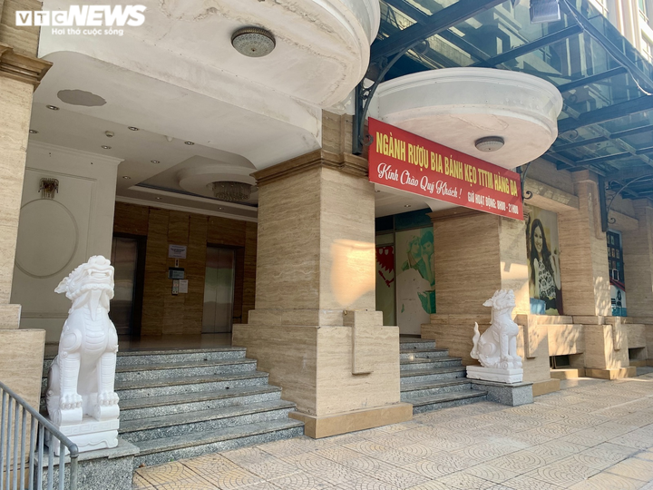 Chợ 'nhà giàu' vẫn đóng cửa im lìm sau nhiều ngày Hà Nội nới lỏng giãn cách - 11