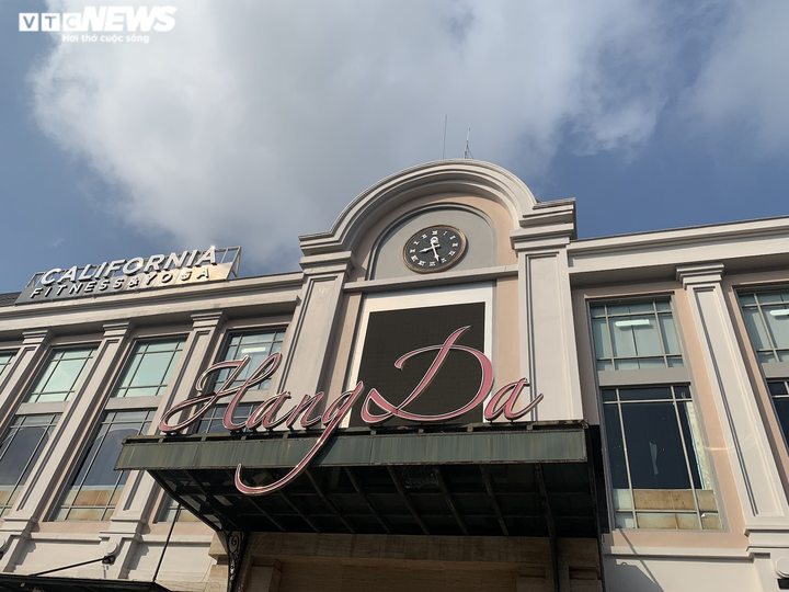 Chợ 'nhà giàu' vẫn đóng cửa im lìm sau nhiều ngày Hà Nội nới lỏng giãn cách - 1