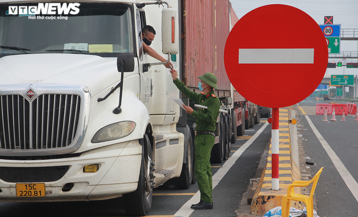 Hải Phòng tiêm vaccine cho lái xe, phụ xe, xe ôm - 1