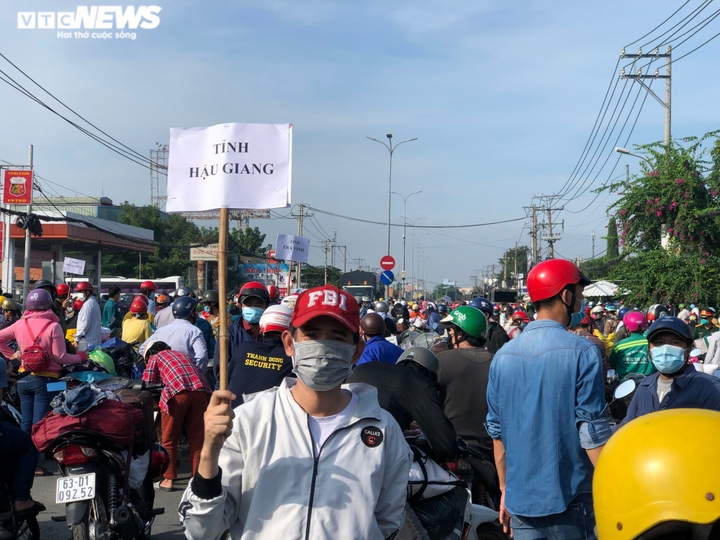 Ảnh: Người dân vạ vật ở chốt cửa ngõ TP.HCM chờ được về quê - 8