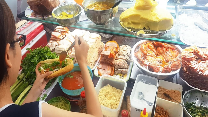 Bánh mì - cà phê bệt 'đắt như tôm tươi' khi Sài Gòn nới lỏng: Ăn cho đã cơn thèm - 4