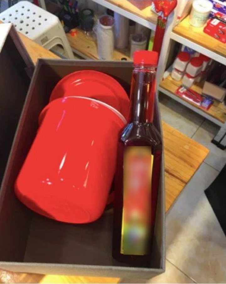 Chàng trai mua xô và nước mắm tặng người yêu cũ, ý nghĩa món quà gây ‘đau đầu’ - 1