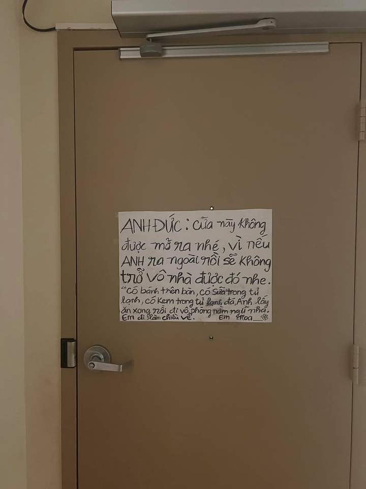 Biển báo mẹ dùng để ngăn bố ra ngoài gây xúc động: ‘Ra rồi sẽ không trở vô được’ - 1